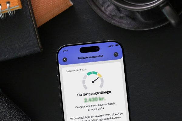 iPhone med Skatteguiden på skærmen, der viser en tidlig årsopgørelse for en bruger, der får penge tilbage i skat.